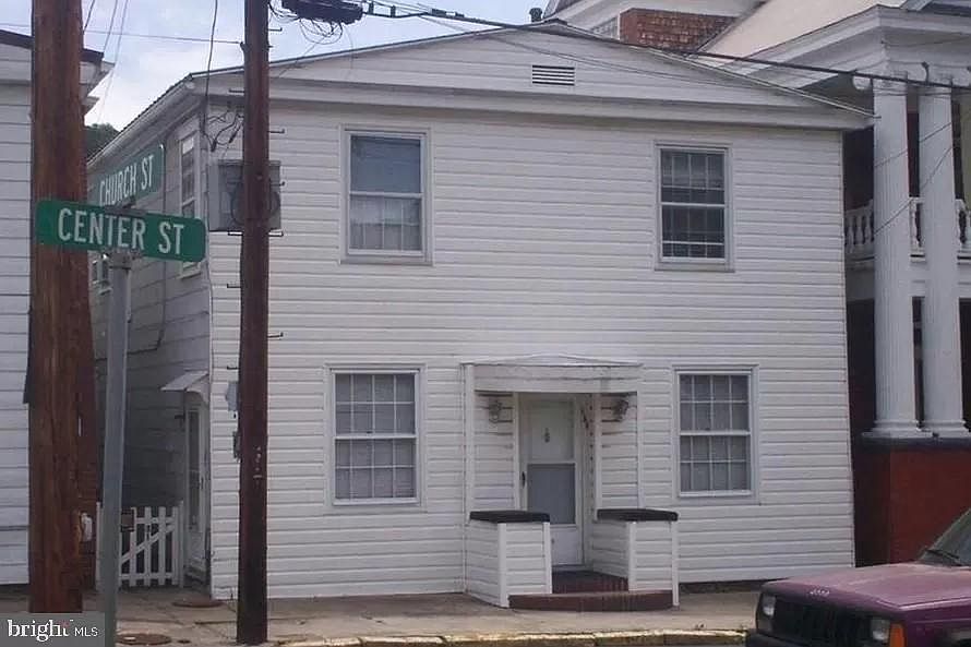 2 unit apartment behind court house, on Center Street, Keyser. Main street with shops and restaurants is a 2 minute walk, with police station and post office 2 blocks over. Very quiet and safe.