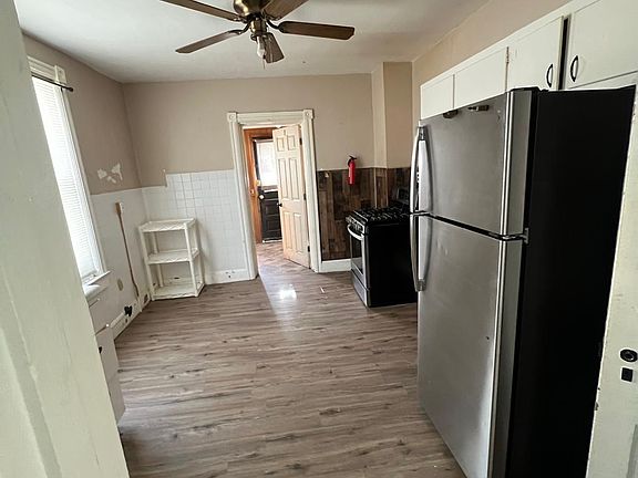 3rd image of 220 Charles St