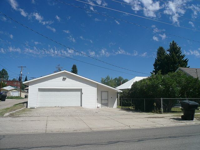 2nd image of 601 Cedar Ave