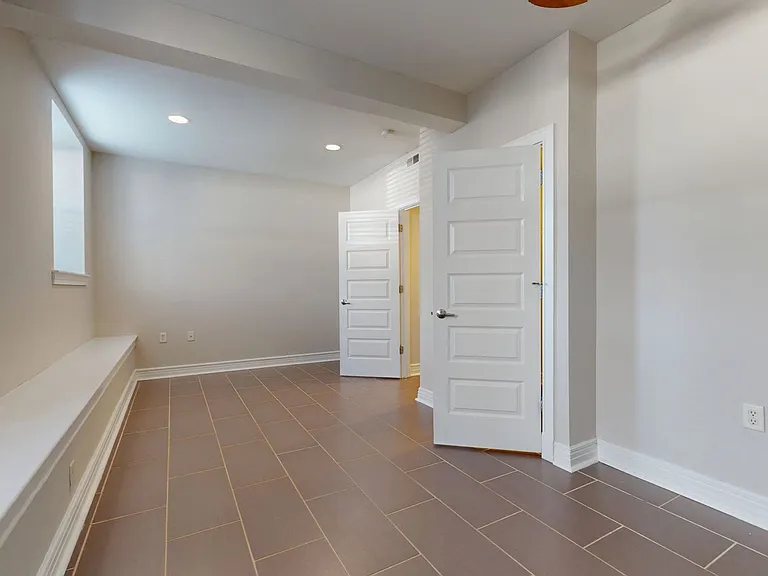 Melrose Apartments — Photo 25