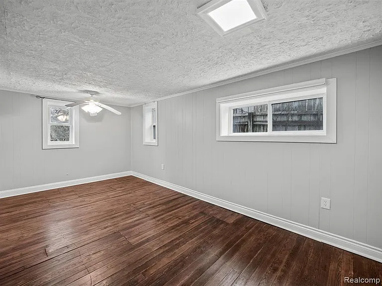 3153 Bessie St — Photo 9