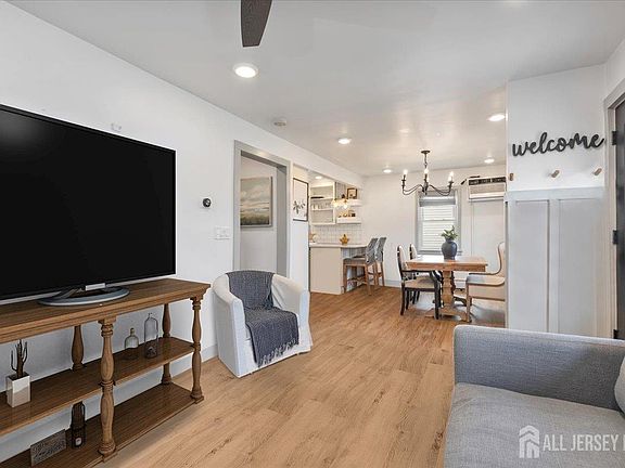 4th image of 93 Inwood Ave