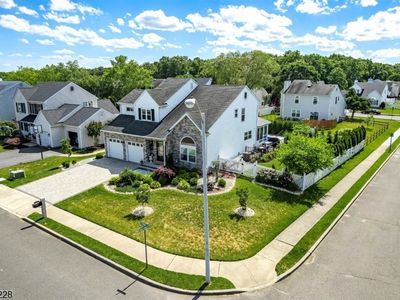2 Muir Ln, Howell, NJ, 07731