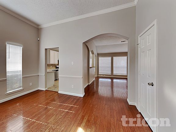 5th image of 1041 Essex Dr