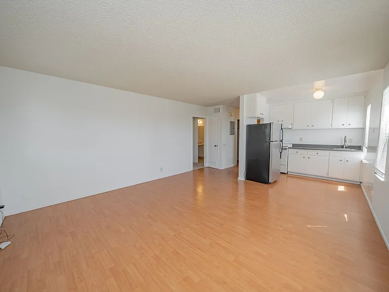 1467 Russell Street — Photo 2