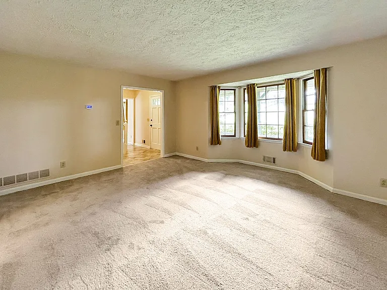 2491 Annandale Dr — Photo 18