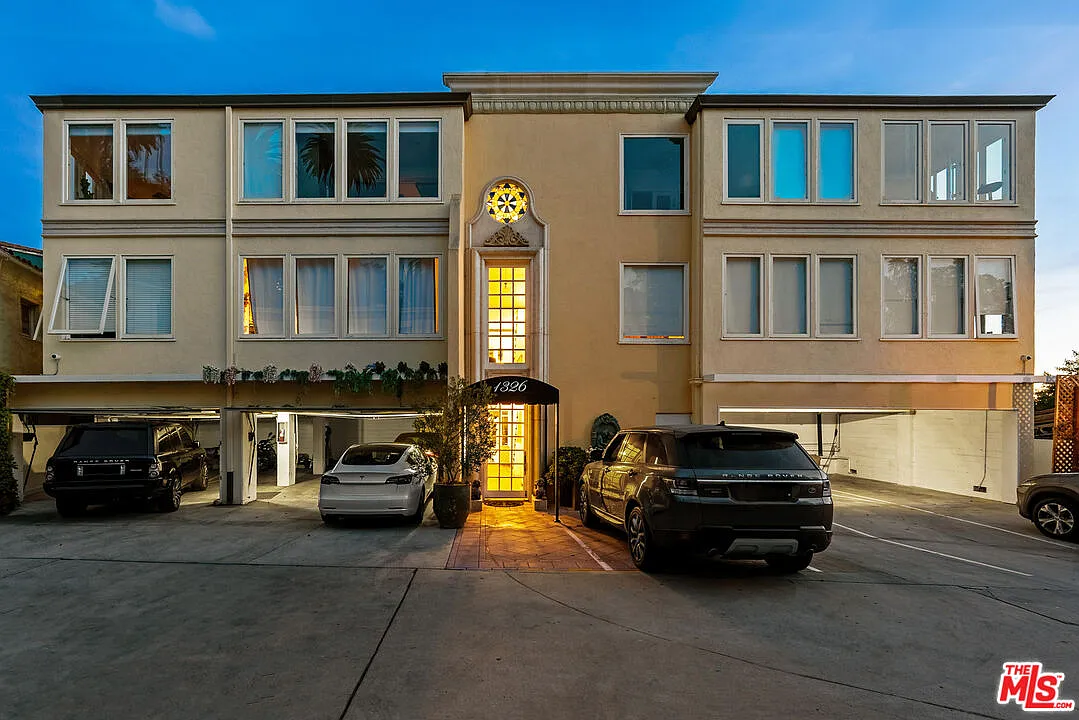 2 bed, 2.0 bath, 1600 sqft, $6,795 — Photo 2