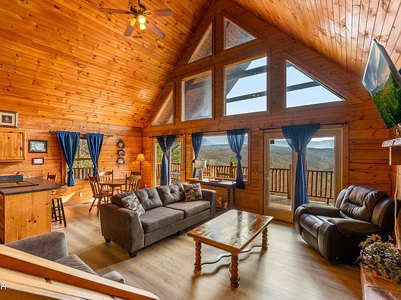 5th image of 1910 E Mountain View Way