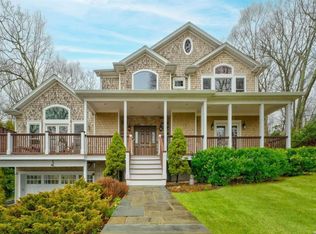 29 Fleets Cove Rd, Huntington, NY 11743