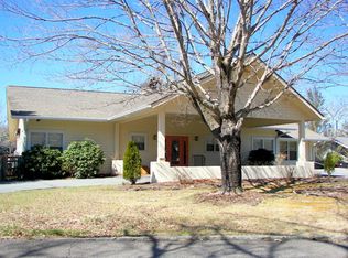 387 Country Club Dr, Blowing Rock, NC 28605