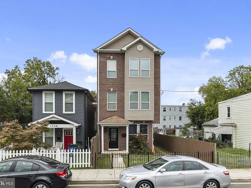 1048 48th Pl NE