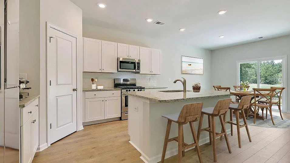 4 bed, 2.0 bath, 1945 sqft, $1,135 — Photo 3