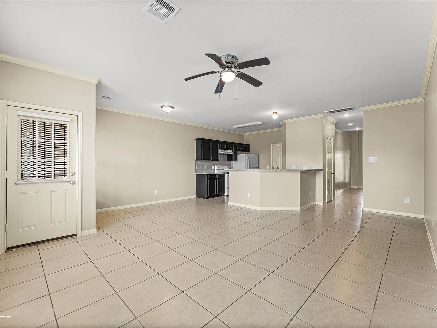 3 bed, 2.5 bath, 1648 sqft, $1,795 — Photo 3