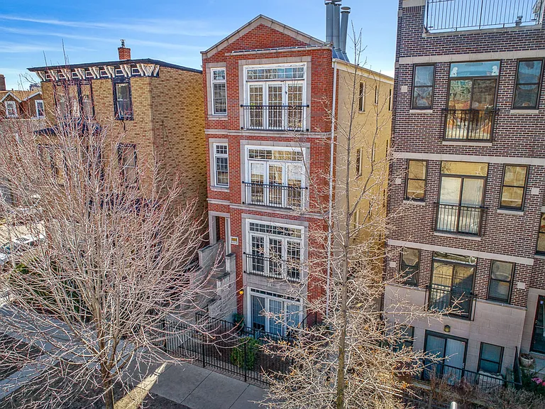 1103 W Cornelia Ave — Photo 2