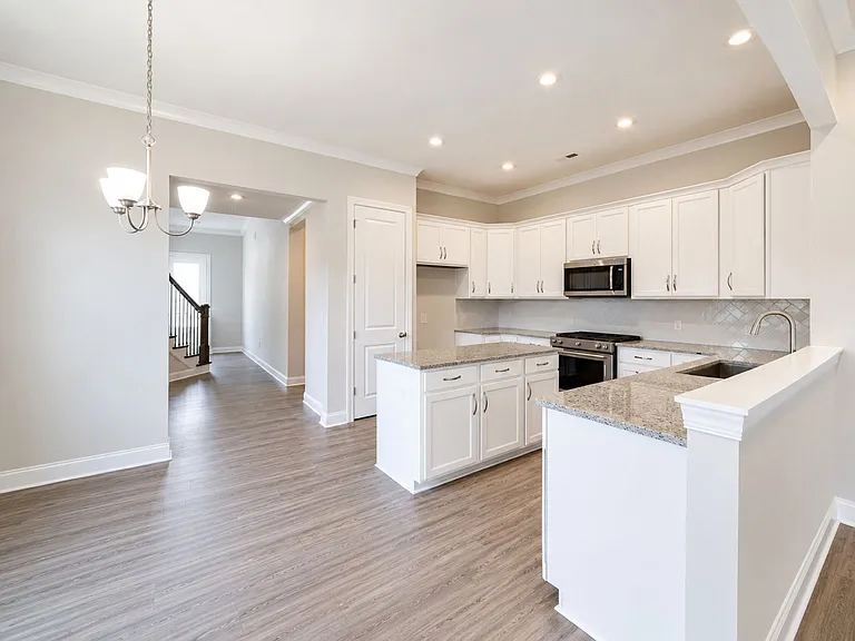 104 Kentmore Dr — Photo 8