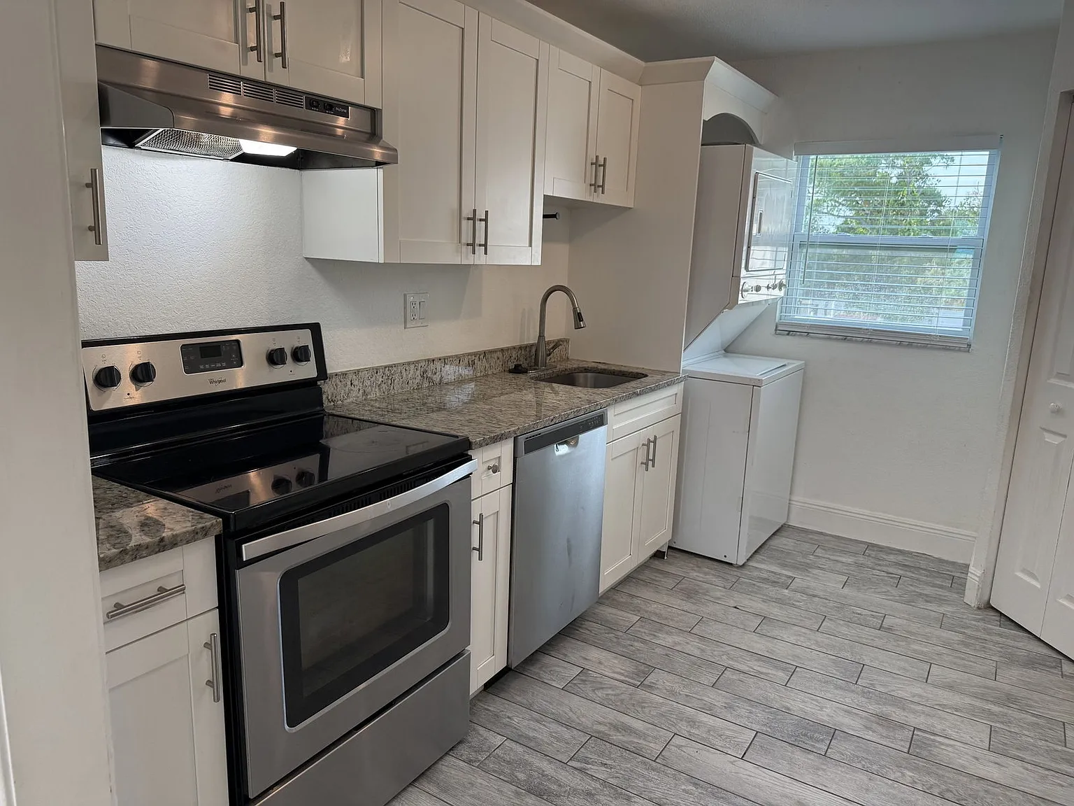 2 bed, 2.0 bath, 873 sqft, $1,695 — Photo 2