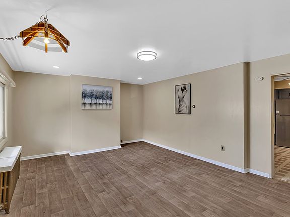 4th image of 1920 Middle St