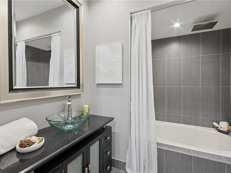 3777 Peachtree Rd #914 — Photo 9
