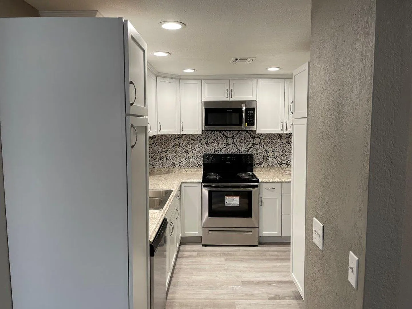 Pets OK! Moore Schools, 2 bed 2 full bath duplex with fenced yard and one car garage! — Photo 3
