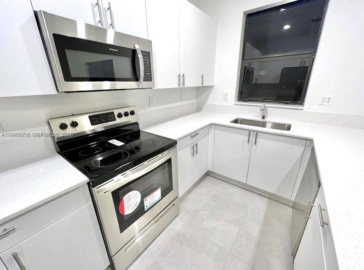3 bed, 2.5 bath, 1612 sqft, $2,500 — Photo 2