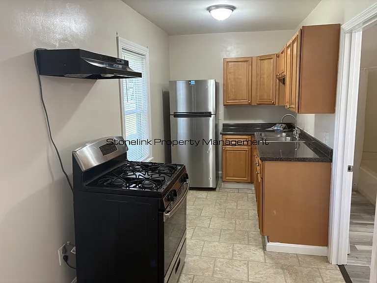 515 E School St — Photo 3