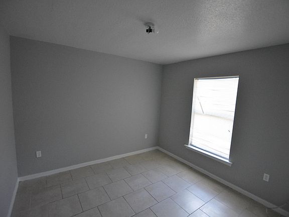 4th image of 125 Arlington Ct