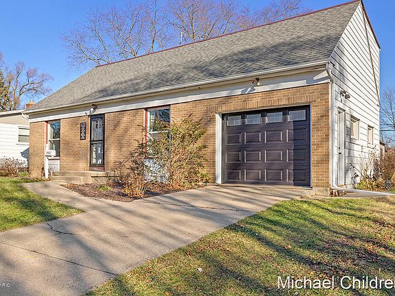 3rd image of 1522 Benjamin Ave NE