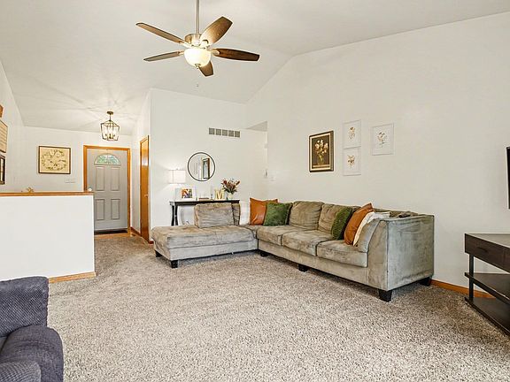 3rd image of 17556 Shannon Ave