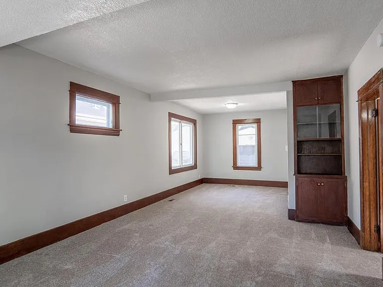 188 Wyoming St E — Photo 4