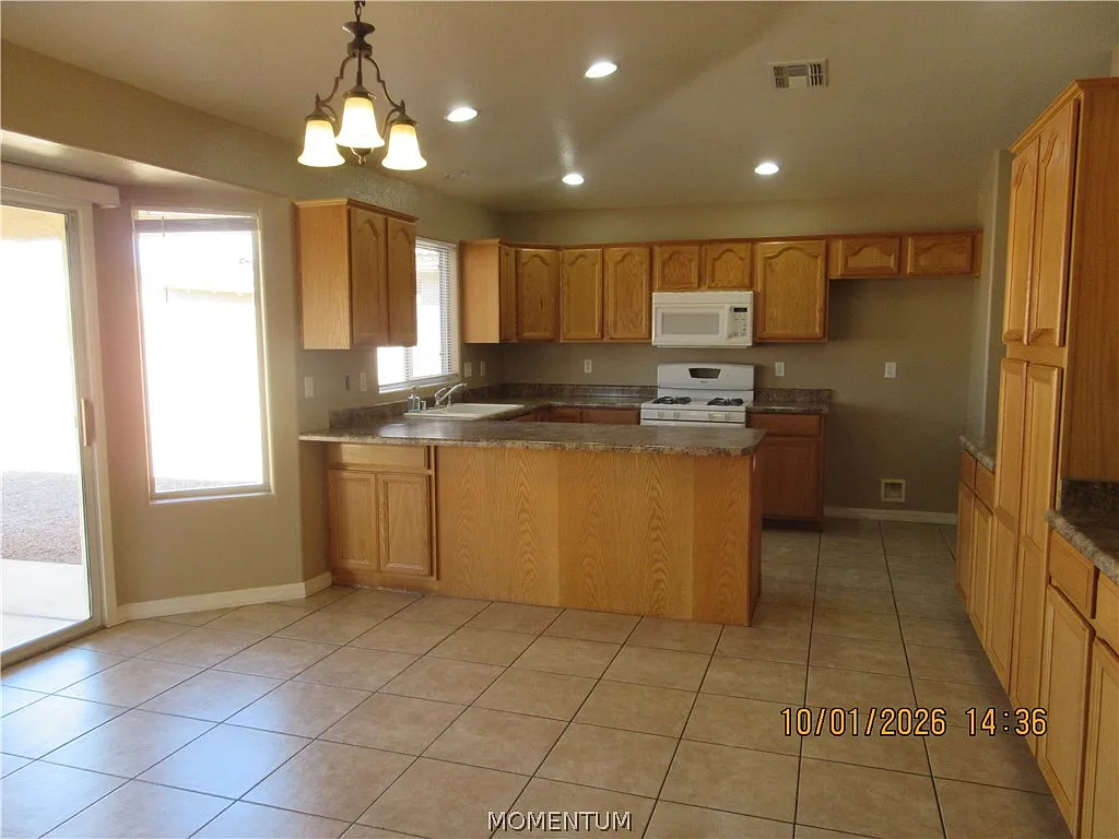 3 bed, 2.0 bath, 1679 sqft, $1,595 — Photo 4