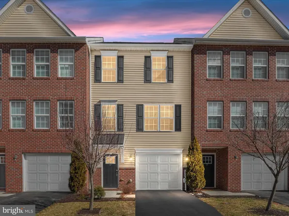 17 Savage Ct, Falling Waters, WV 25419