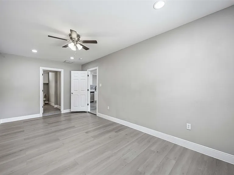 8129 Linda Vista Rd — Photo 13