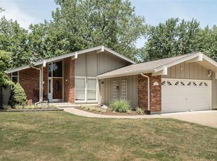 12224 Oakwilde Ct, Maryland Heights, MO 63043