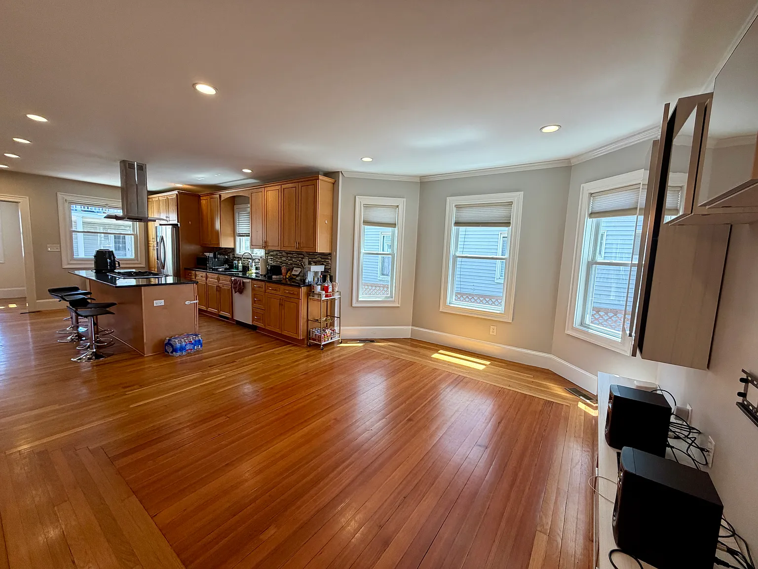 4 bed, 1900 sqft, $6,500 — Photo 3