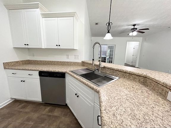 5th image of 897 Westlawn Dr