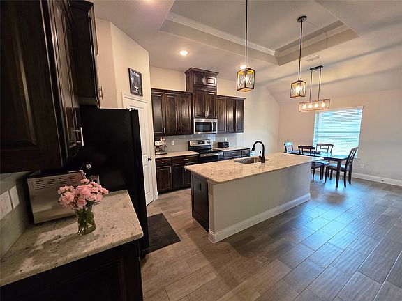 5th image of 209 Rees Ave