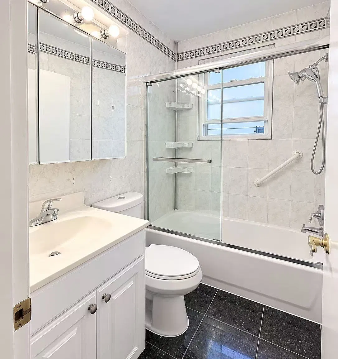 3 bed, 900 sqft, $3,000 — Photo 2