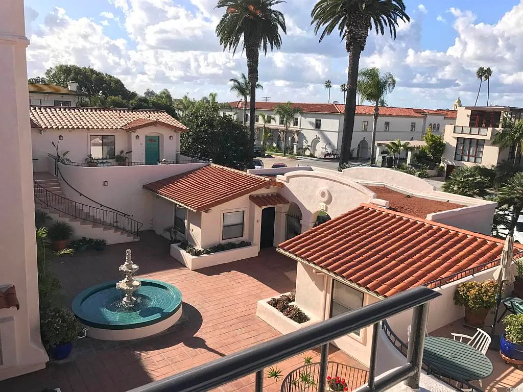 2 bed, 2.0 bath, 997 sqft, $4,570 — Photo 3