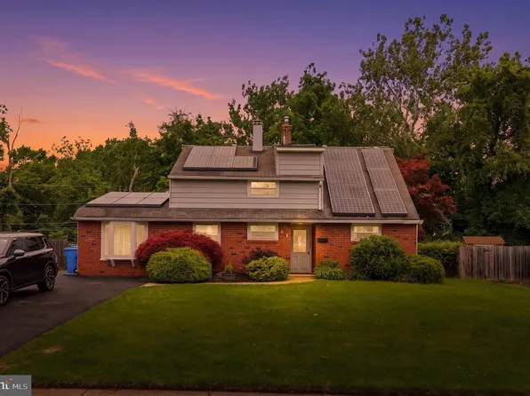 57 Whitewood Dr, Levittown, PA 19057