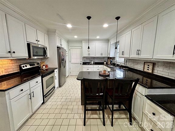 4th image of 707 W Barr St