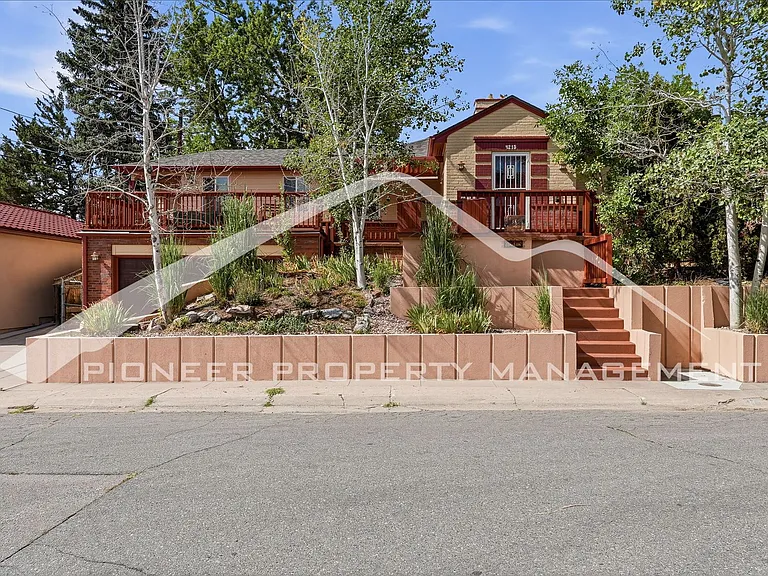 4215 W Byron Pl — Photo 1