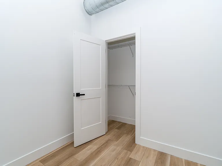 2700 E Auburn St — Photo 34