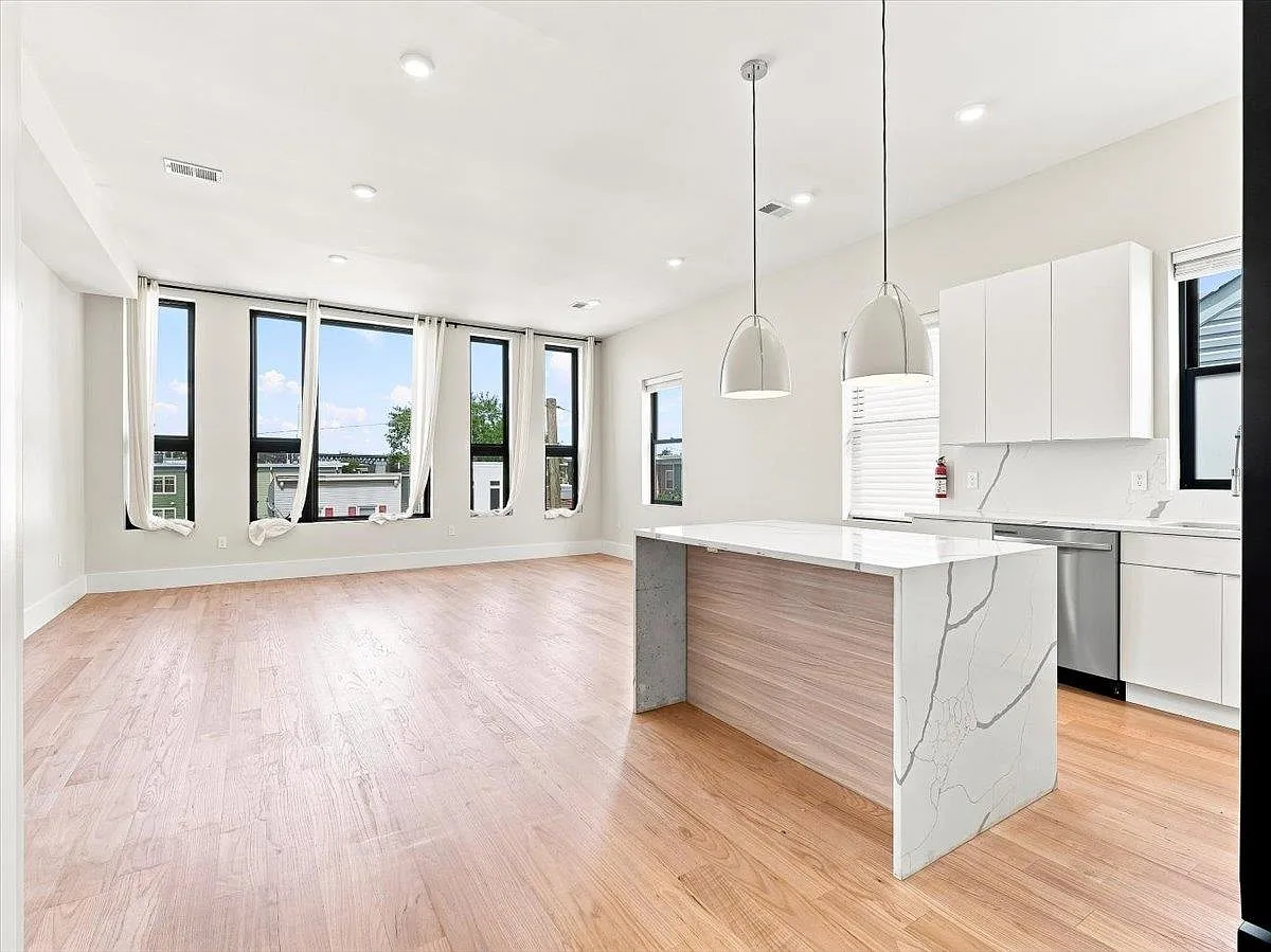 3 bed, 2.0 bath, 1580 sqft, $4,450 — Photo 2