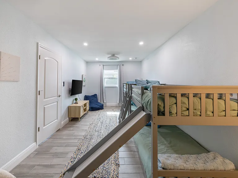 1035 Madison St — Photo 13