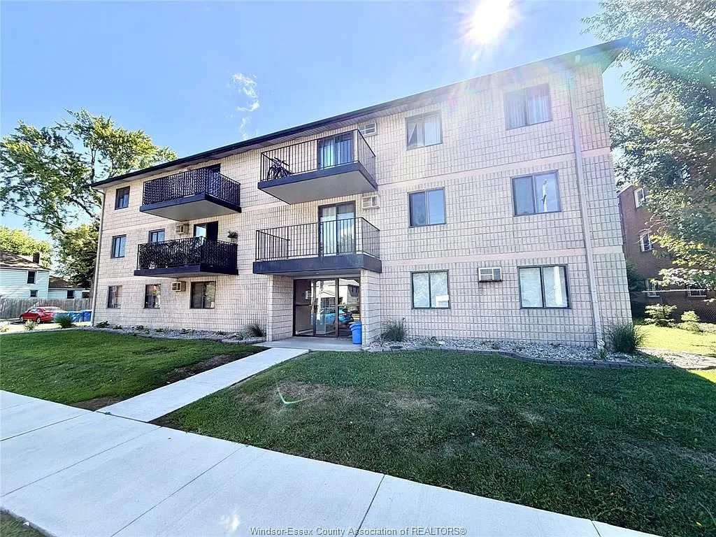 2 bed, 1.0 bath, $1,650 — Photo 2