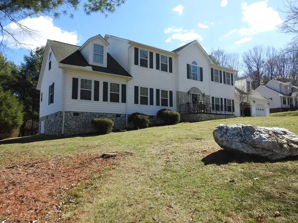 337 Fox Run Dr, Galax, VA 24333