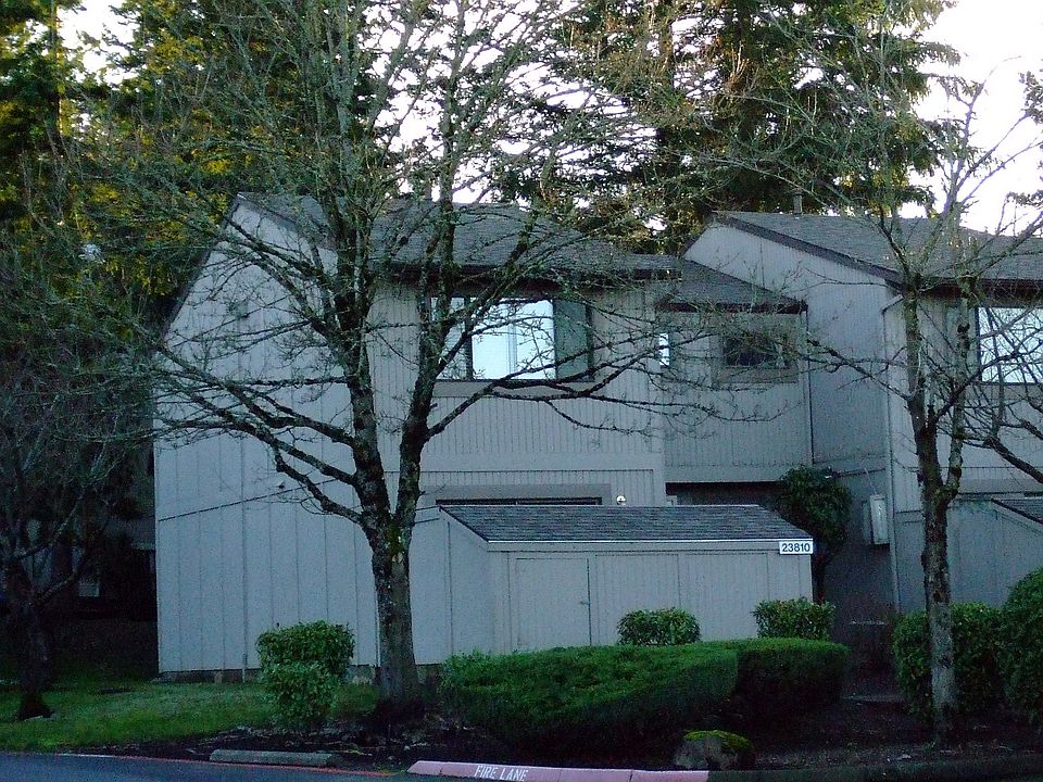 Great end unit, surrounded by trees.