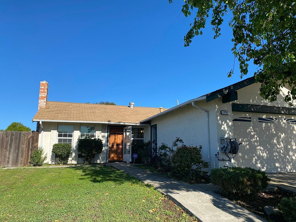 Entryway to front door