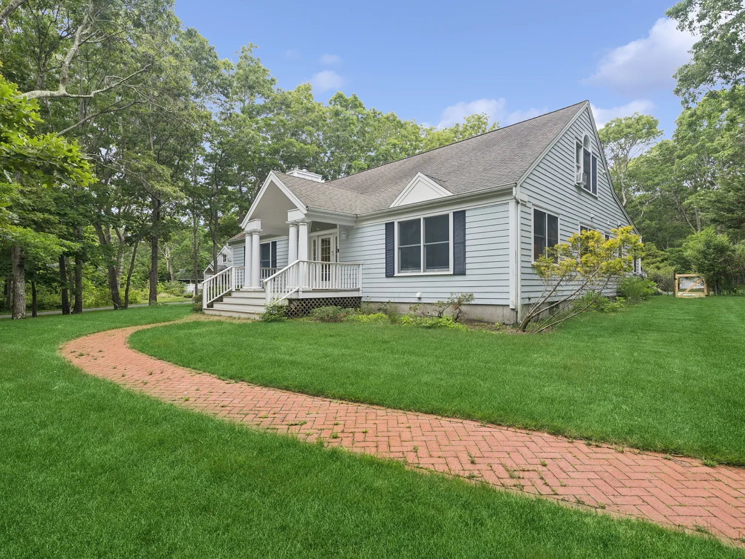 Private 4BR Bridgehampton Retreat with Heated Pool — Photo 2
