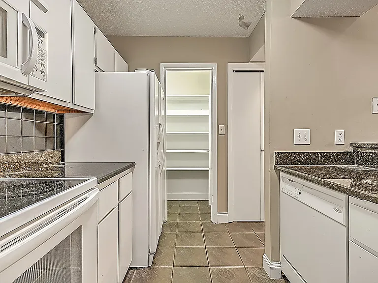 109 Beechnut St #7 — Photo 29